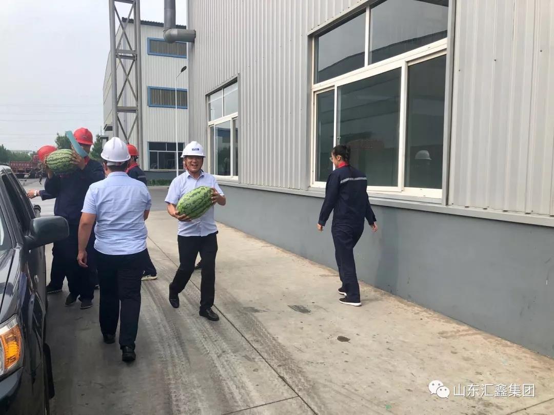 　　連日來(lái)，我縣持續(xù)悶熱高溫，特別是我們的車間內(nèi)部溫度更高，一線員工經(jīng)歷著“上蒸下煮”的酷暑“烤”驗(yàn)。7月29上午，受董事長(zhǎng)魏家清委托，郭強(qiáng)副總經(jīng)理代表集團(tuán)高層，帶領(lǐng)安全環(huán)保部、鍍鋅事業(yè)部等同事，先后深入鍍鋅車間、鋅錠車間、冷軋車間、彩涂車間等20個(gè)一線車間部門，看望慰問(wèn)生產(chǎn)一線員工并送去慰問(wèn)品，向冒著高溫酷暑辛勤工作的一線員工表示敬意和慰問(wèn)。  　　郭強(qiáng)副總經(jīng)理在一線慰問(wèn)時(shí)，詳細(xì)詢問(wèn)目前車間的生產(chǎn)以及防暑準(zhǔn)備情況，為大家送去礦泉水、西瓜等慰問(wèn)品，郭總對(duì)大家戰(zhàn)高溫、斗酷暑，不怕苦、不怕累，履職盡責(zé)擔(dān)當(dāng)作為的精神表示高度贊揚(yáng)，對(duì)大家的辛勤工作表示肯定，鼓勵(lì)大家要再接再厲，克服高溫酷暑，重視安全生產(chǎn)，重視產(chǎn)品質(zhì)量，高標(biāo)準(zhǔn)、高質(zhì)量的完成各項(xiàng)生產(chǎn)任務(wù)，同時(shí)郭總反復(fù)叮囑大家注意防暑降溫，勞逸結(jié)合，保重身體，確保在崗期間安全生產(chǎn)。  　　各車間紛紛表示，感謝領(lǐng)導(dǎo)到一線慰問(wèn)，將以此為動(dòng)力，履職盡責(zé)，勁頭不減，抓產(chǎn)能重質(zhì)量，抓好本車間的安全生產(chǎn)工作，進(jìn)一步加強(qiáng)員工關(guān)懷，切實(shí)做好本部門員工的防暑降溫工作，圓滿完成上級(jí)下達(dá)的各項(xiàng)生產(chǎn)任務(wù)。